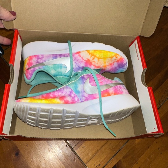 Size 5 NIKE Sneakers. MUST BE BUNDLED. NO ADDITIONAL DISCOUNT ON THIS ITEM !! - Picture 7 of 8